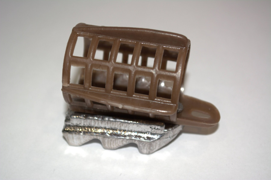 bivaliy_Кормушка "Аллигатор" с пластиковой корзиной с крыльями